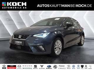 Schräge Frontansicht auf einen SEAT Ibiza , freigestellt