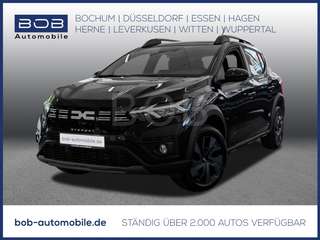 Schräge Frontansicht auf einen Dacia Sandero , freigestellt