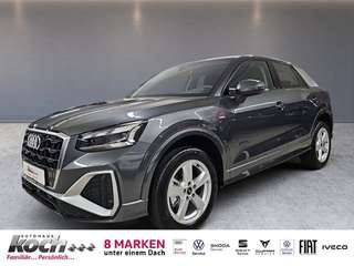 Schräge Frontansicht auf einen Audi Q2 , freigestellt