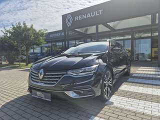 Schräge Frontansicht auf einen Renault Talisman , freigestellt