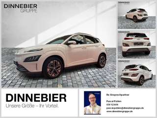 Schräge Frontansicht auf einen Hyundai Kona , freigestellt