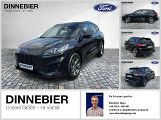 Schräge Frontansicht auf einen Ford Kuga , freigestellt