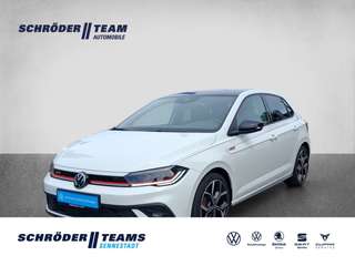 Schräge Frontansicht auf einen Volkswagen Polo , freigestellt