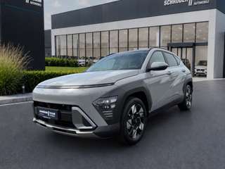 Schräge Frontansicht auf einen Hyundai Kona , freigestellt