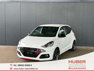 Schräge Frontansicht auf einen Hyundai i10 , freigestellt