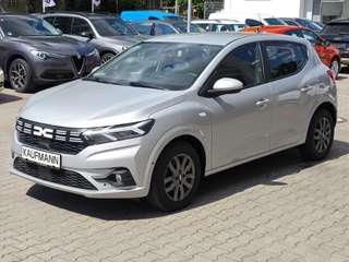 Schräge Frontansicht auf einen Dacia Sandero , freigestellt