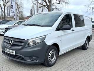 Schräge Frontansicht auf einen Mercedes-Benz Vito , freigestellt
