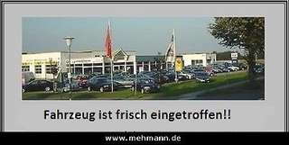 Schräge Frontansicht auf einen Renault Captur , freigestellt