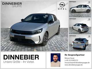 Schräge Frontansicht auf einen Opel Corsa , freigestellt