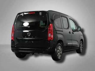 Schräge Frontansicht auf einen Opel Combo Life , freigestellt