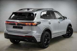 Schräge Frontansicht auf einen Volkswagen Tiguan , freigestellt