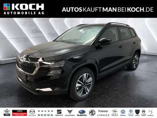 Schräge Frontansicht auf einen Skoda Karoq , freigestellt