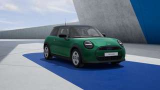 Schräge Frontansicht auf einen MINI COOPER , freigestellt