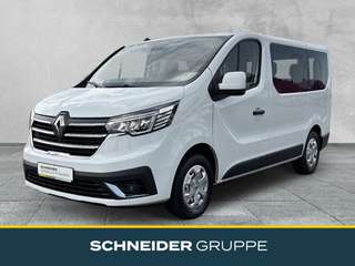 Schräge Frontansicht auf einen Renault Trafic , freigestellt