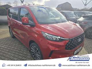 Schräge Frontansicht auf einen Ford Tourneo Custom , freigestellt