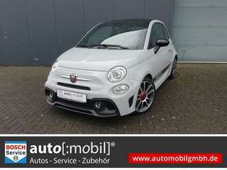 Schräge Frontansicht auf einen Abarth 595 , freigestellt