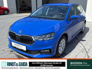 Schräge Frontansicht auf einen Skoda Fabia , freigestellt