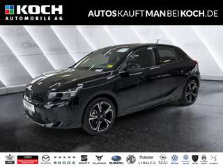 Schräge Frontansicht auf einen Opel Corsa , freigestellt