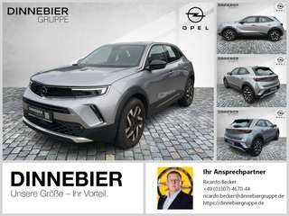 Schräge Frontansicht auf einen Opel Mokka , freigestellt