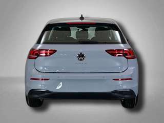Schräge Frontansicht auf einen Volkswagen Golf , freigestellt