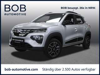 Schräge Frontansicht auf einen Dacia Spring , freigestellt