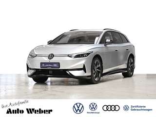 Schräge Frontansicht auf einen Volkswagen ID.7 , freigestellt