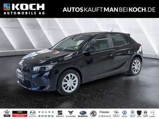 Schräge Frontansicht auf einen Opel Corsa , freigestellt