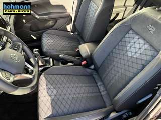 Schräge Frontansicht auf einen Volkswagen T-Cross , freigestellt