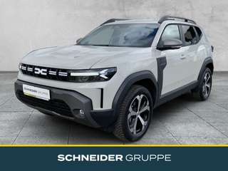 Schräge Frontansicht auf einen Dacia Duster , freigestellt
