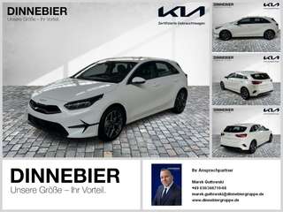 Schräge Frontansicht auf einen Kia cee'd , freigestellt