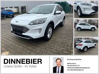 Schräge Frontansicht auf einen Ford Kuga , freigestellt
