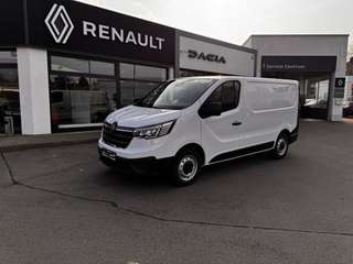 Schräge Frontansicht auf einen Renault Trafic , freigestellt
