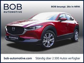 Schräge Frontansicht auf einen Mazda CX-30 , freigestellt