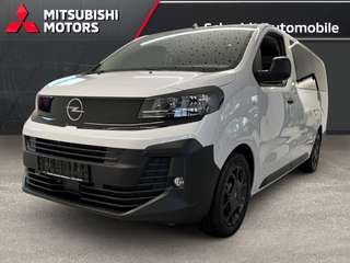 Schräge Frontansicht auf einen Opel Vivaro , freigestellt