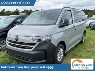 Schräge Frontansicht auf einen Volkswagen Caravelle , freigestellt