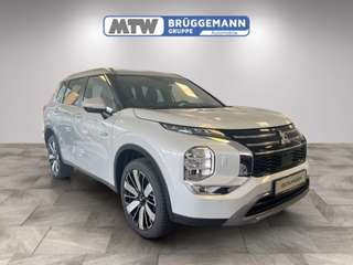 Schräge Frontansicht auf einen Mitsubishi Outlander , freigestellt