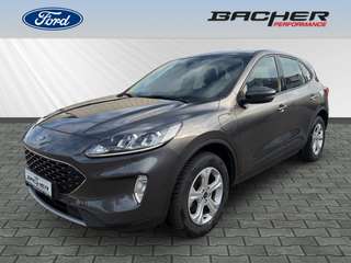 Schräge Frontansicht auf einen Ford Kuga , freigestellt
