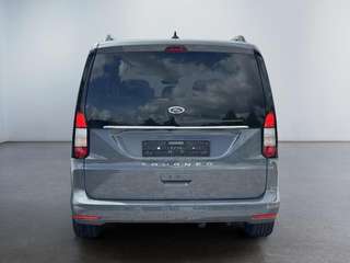 Schräge Frontansicht auf einen Ford Grand Tourneo , freigestellt