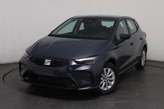 Schräge Frontansicht auf einen SEAT Ibiza , freigestellt