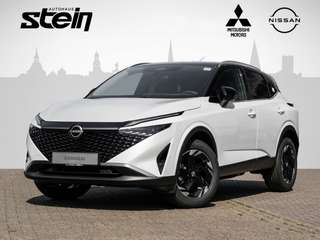 Schräge Frontansicht auf einen Nissan Qashqai , freigestellt