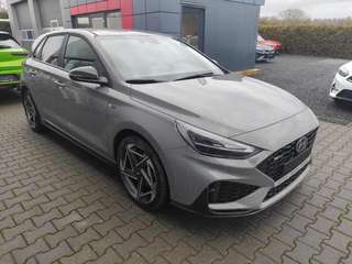 Schräge Frontansicht auf einen Hyundai i30 , freigestellt
