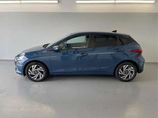 Schräge Frontansicht auf einen Hyundai i20 , freigestellt