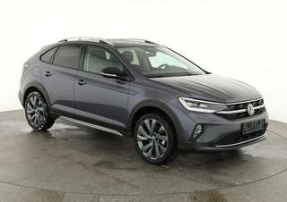 Schräge Frontansicht auf einen Volkswagen Taigo , freigestellt