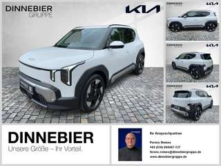 Schräge Frontansicht auf einen Kia EV2 , freigestellt