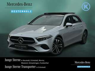Schräge Frontansicht auf einen Mercedes-Benz A-Klasse , freigestellt