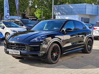 Schräge Frontansicht auf einen Porsche Cayenne , freigestellt