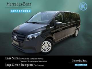 Schräge Frontansicht auf einen Mercedes-Benz Vito , freigestellt
