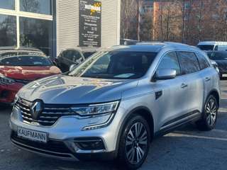 Schräge Frontansicht auf einen Renault Koleos , freigestellt