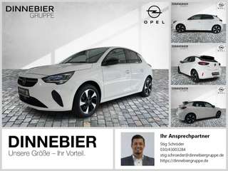Schräge Frontansicht auf einen Opel Corsa , freigestellt