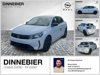 Schräge Frontansicht auf einen Opel Corsa , freigestellt